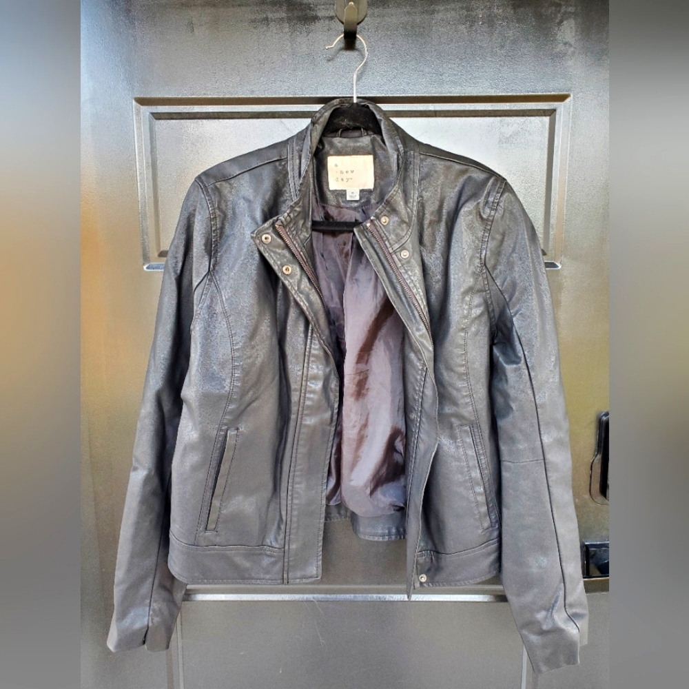 A new day faux leather motorcycle jacket, sz medium